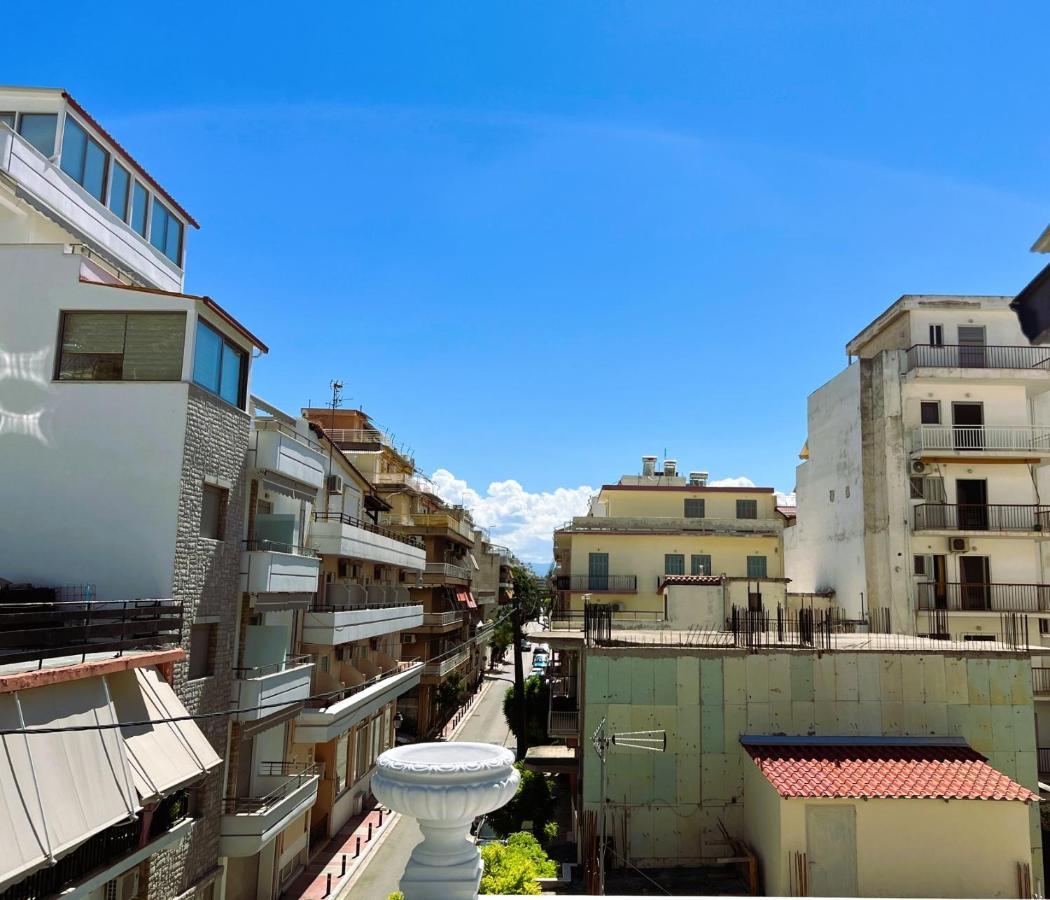 Kontis' Deluxe Furnished Apartment Лоутраки Экстерьер фото