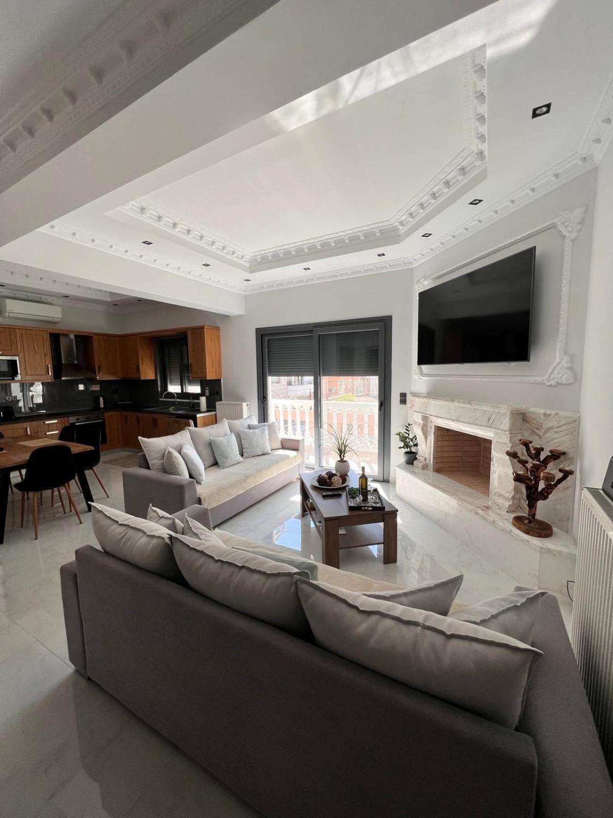 Kontis' Deluxe Furnished Apartment Лоутраки Экстерьер фото