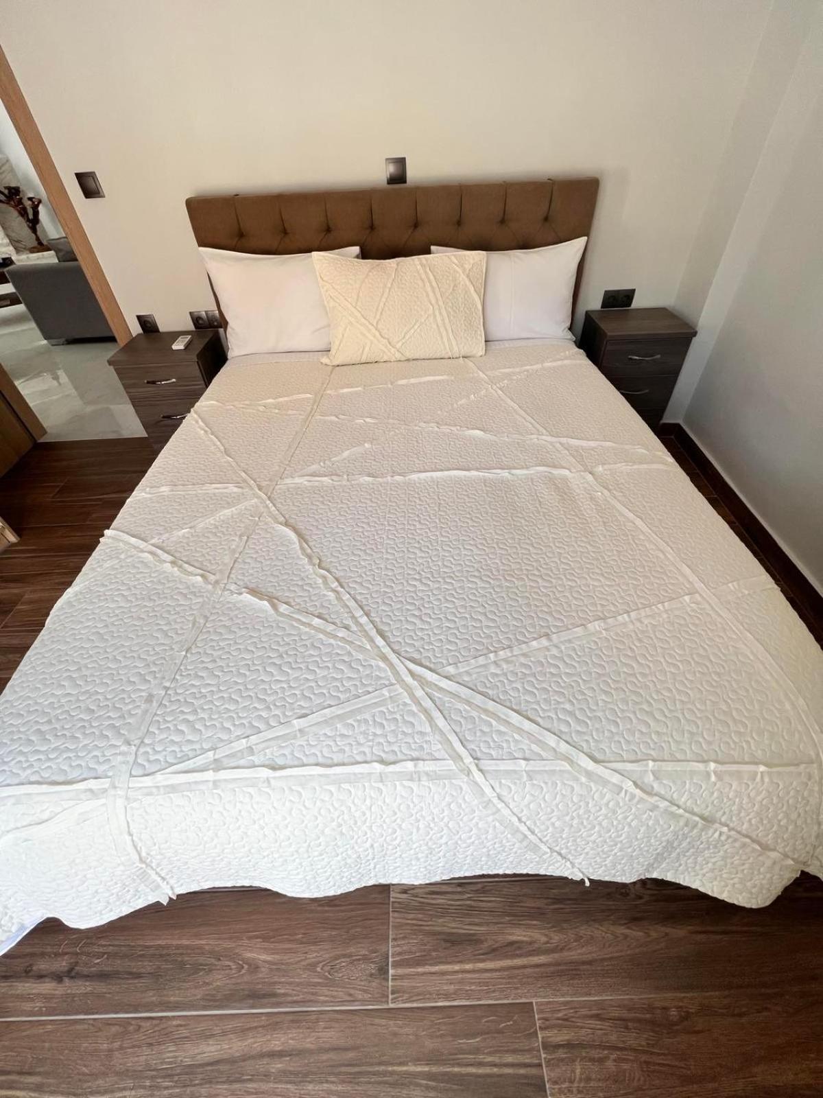 Kontis' Deluxe Furnished Apartment Лоутраки Экстерьер фото