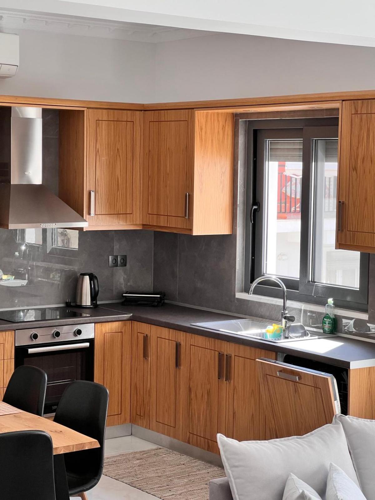 Kontis' Deluxe Furnished Apartment Лоутраки Экстерьер фото