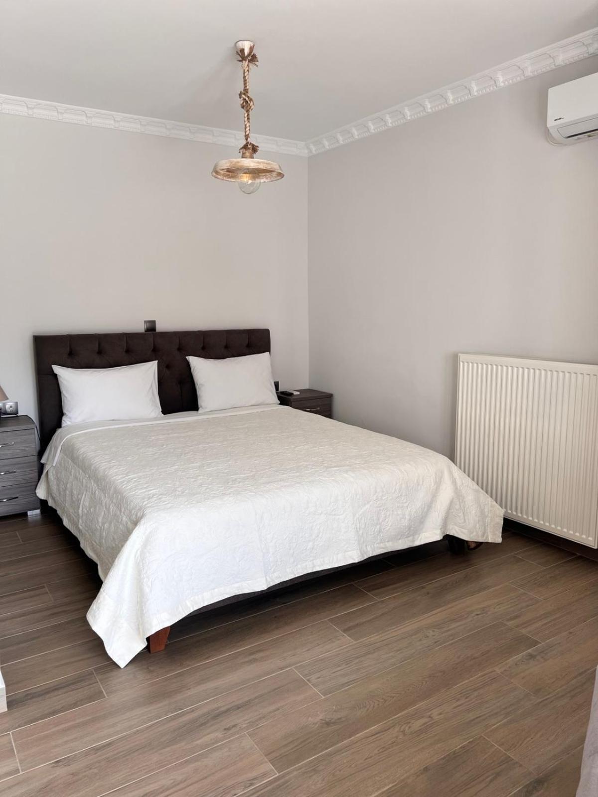 Kontis' Deluxe Furnished Apartment Лоутраки Экстерьер фото