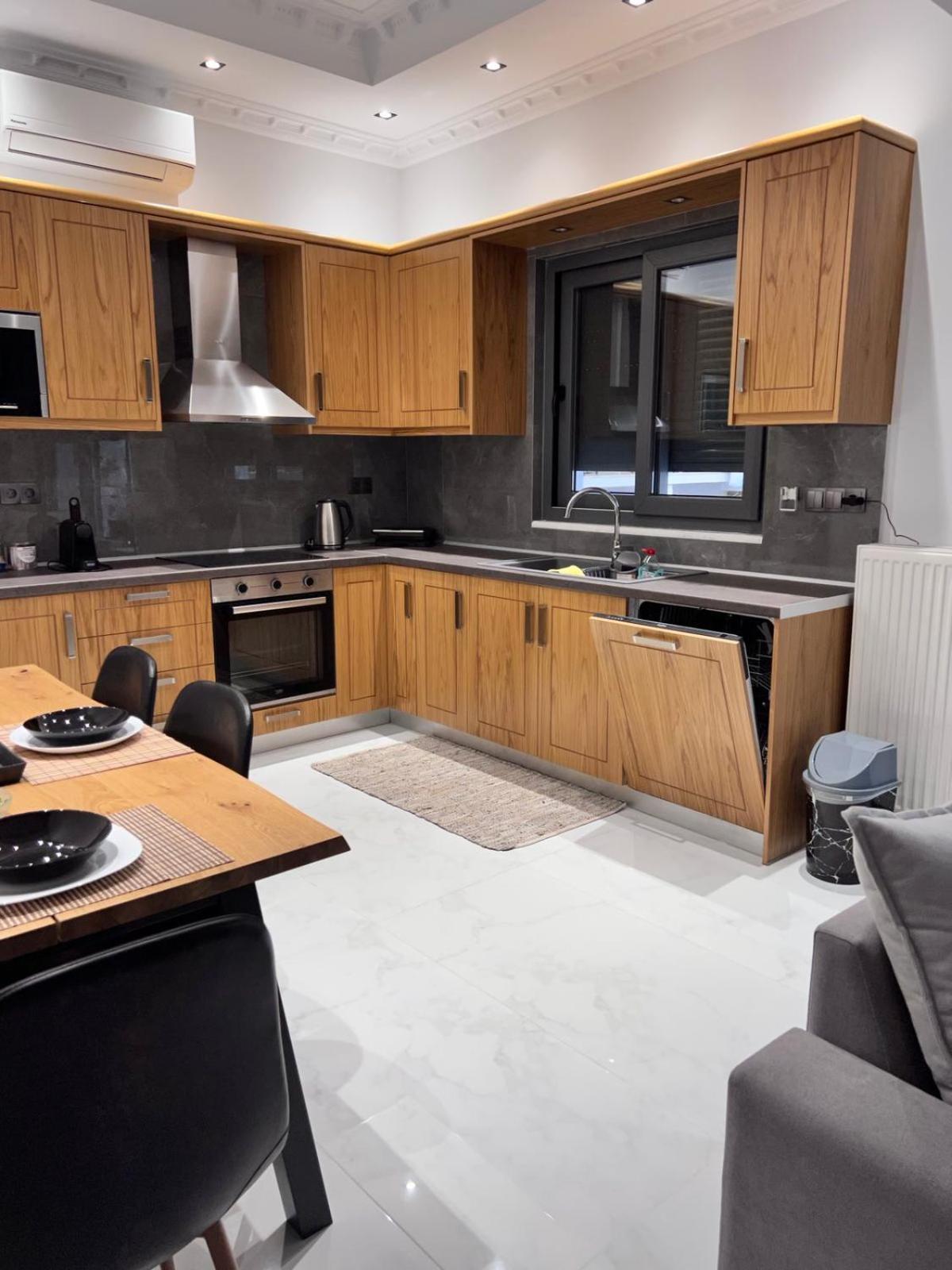 Kontis' Deluxe Furnished Apartment Лоутраки Экстерьер фото